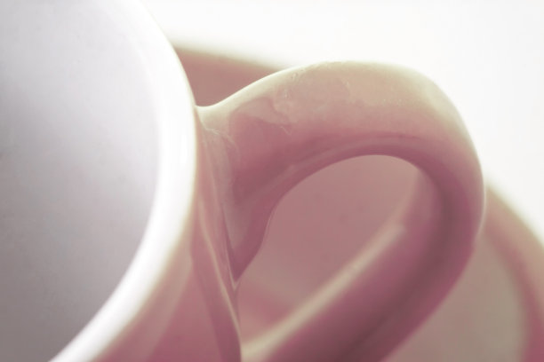 一个红粉色的杯柄，用于茶或咖啡特写，微距图片下载