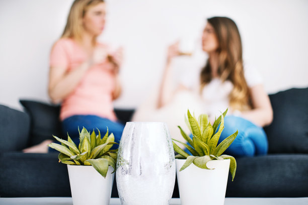 聚焦国内工厂。模糊的人的背景。图片下载