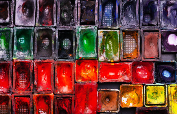 用过的水彩颜料盒的平铺照片图片下载