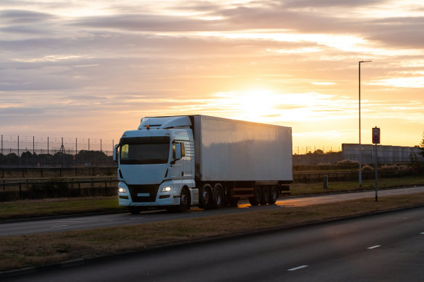 公路运输，卡车在路上行驶图片下载