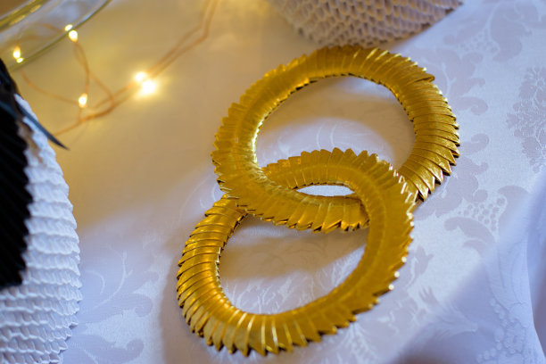 婚礼蛋糕与折纸天鹅图片下载