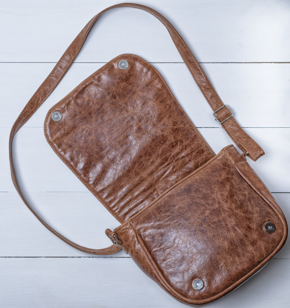 打开女棕色皮包图片下载