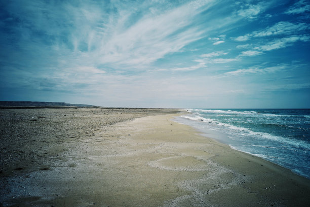 哈萨克斯坦阿克tau - 2011年4月28日:从荒芜的海岸到里海的海景，蓝天和咆哮的海浪图片下载
