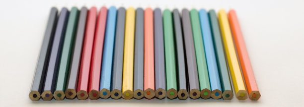 彩色铅笔在玻璃上孤立在商业背景上图片下载