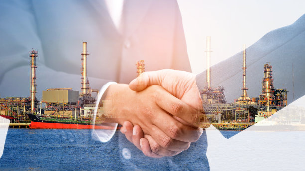 双曝业务握手合作伙伴关系与石油和天然气炼油厂背景图片下载
