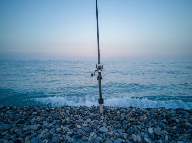 法国南部海边的一根孤零零的钓竿图片下载