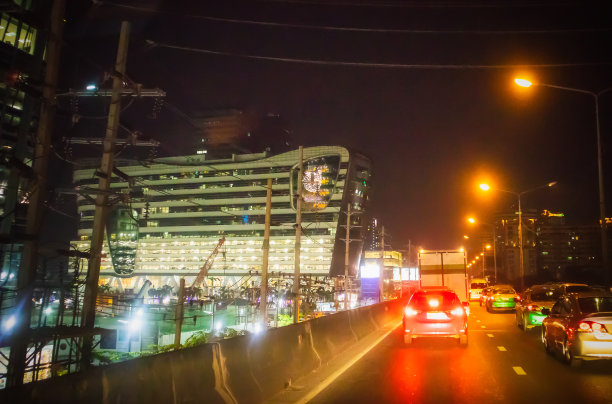 泰国曼谷罗摩9号路夜间交通堵塞的道路上的汽车灯光图片下载