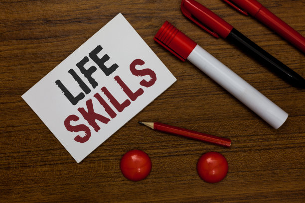 写纸条展示生活技能。商业图片展示，这是必要的或理想的充分参与日常生活白纸标记木制背景交流思想信息图片下载