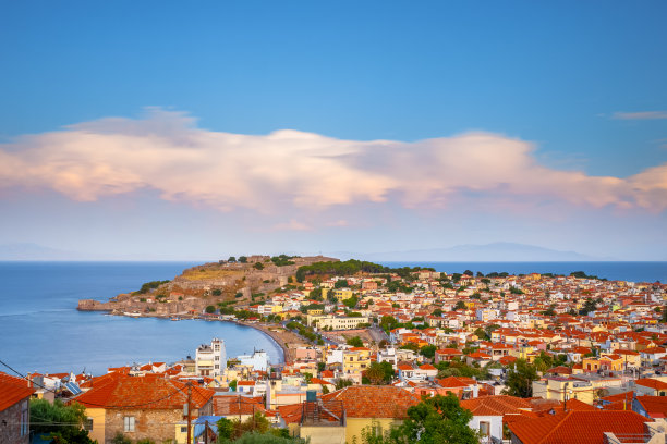 希腊莱斯沃斯岛米蒂利尼城堡的夜晚全景照片，地中海最大的城堡之一图片下载