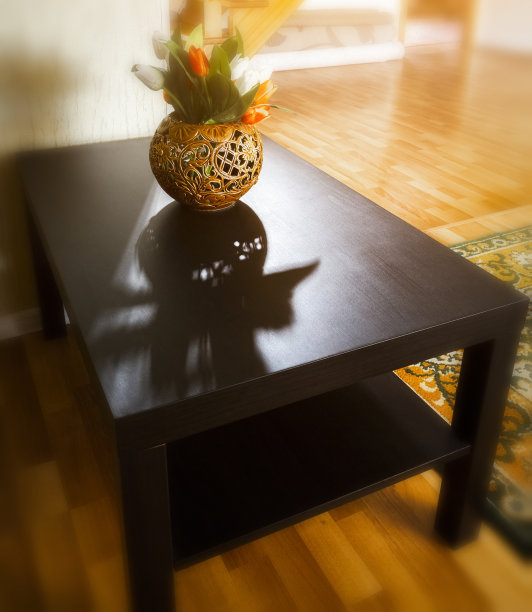 黑色的桌子上放着花图片下载