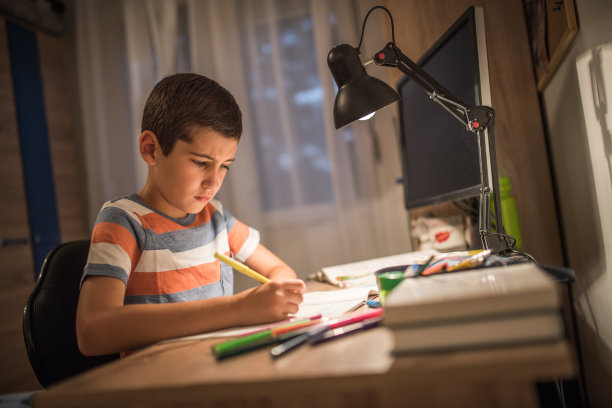 男孩做作业图片下载