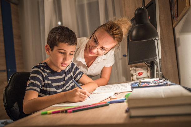 男孩和妈妈一起做作业图片下载