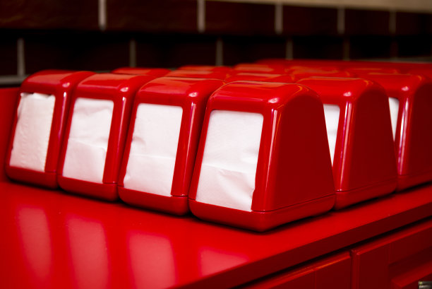 红色的餐巾放在红色的桌子上图片下载