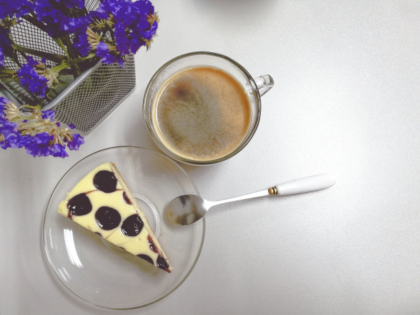 蓝莓奶酪蛋糕，派和黑咖啡。早上和甜点图片下载