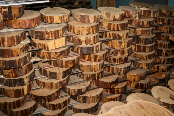 横锯切成排，堆放在木材厂储存上晾干。图片下载