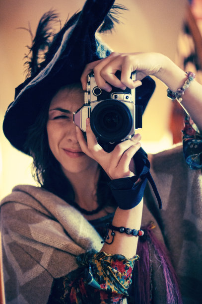 万圣节快乐女摄影师装扮成女巫图片下载