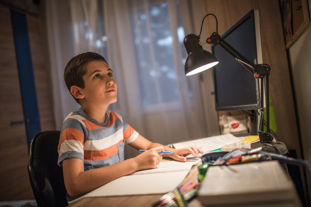 男孩做作业图片下载