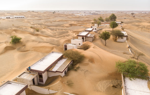 迪拜附近沙漠中的废弃村庄图片下载