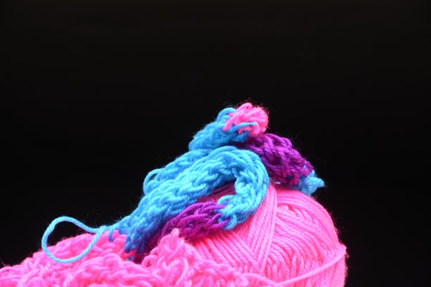 黑色背景上的羊毛图片下载