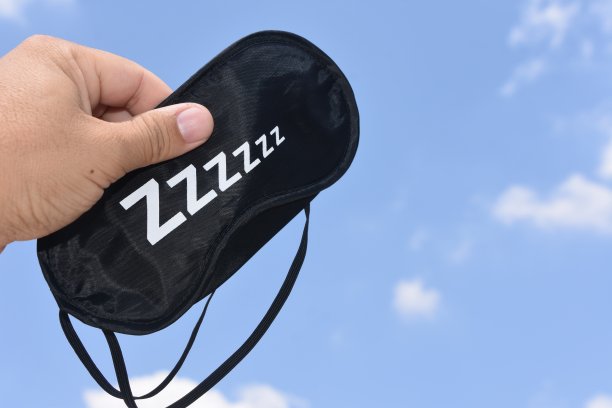 天空背景下的睡眠眼罩图片下载