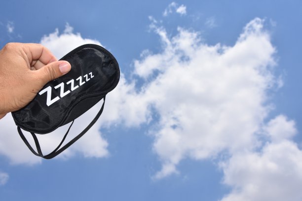 天空背景下的睡眠眼罩图片下载