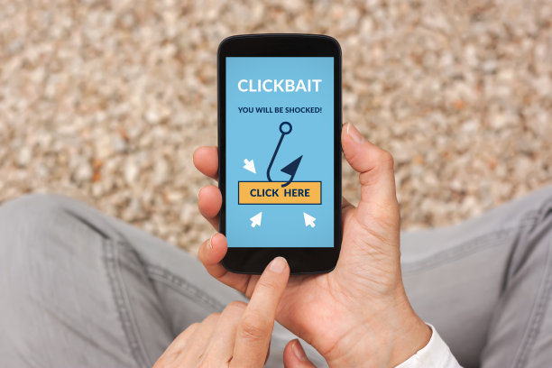 手握智能手机与点击诱饵概念在屏幕上图片下载