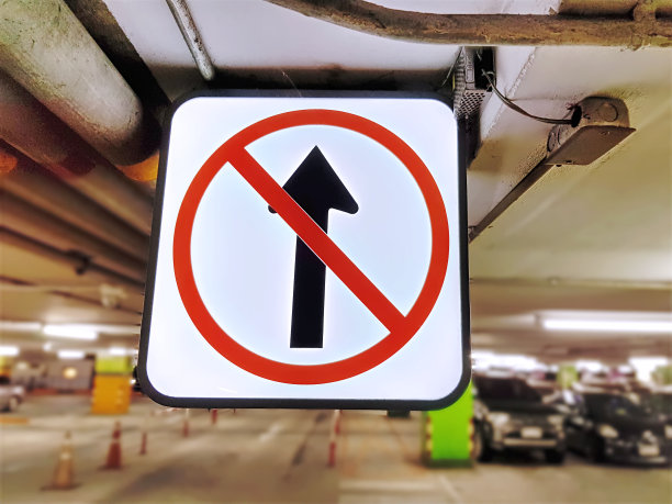 照明的交通标志不要直走在停车场图片下载