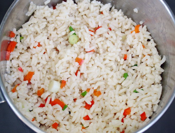一锅煮好的白米饭，配上红椒丁和葱丝图片下载