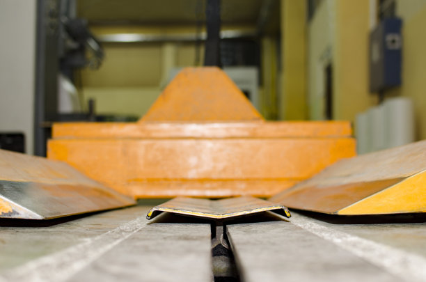 印刷工厂设备。液压小车，用于大型轧辊运输图片下载