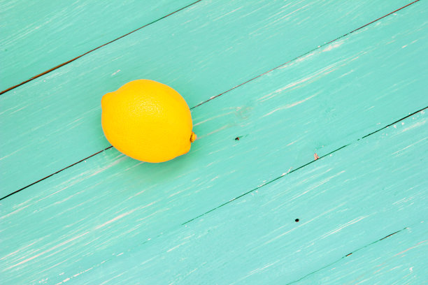 绿松石板上的新鲜柠檬图片下载