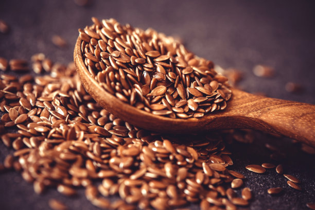 用木勺包紧亚麻籽，这是一种富含纤维营养和抗炎-3脂肪酸的超级食物图片下载