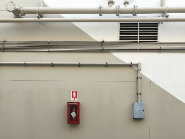 灰色襟翼上有水管和灭火器。图片下载