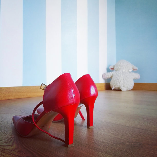 鞋子和泰迪熊图片下载