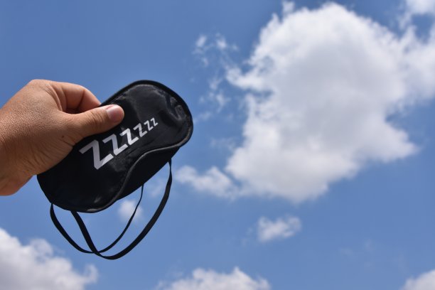 天空背景下的睡眠眼罩图片下载