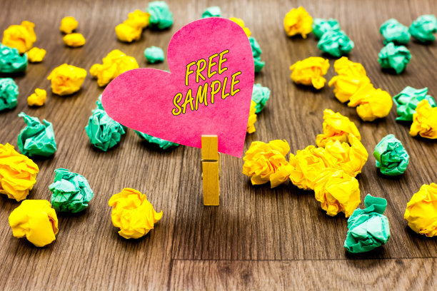 概念手写显示免费样品。商业图片文字部分产品赠送给购物中心的消费者，晾衣夹着粉红色的纸心揉皱了几次图片下载