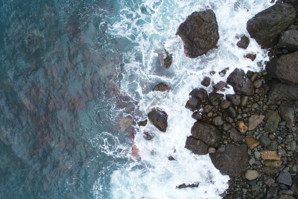 在石头海滩的无人机视图，俯视图无人机照片令人惊叹的彩色海滩图片下载