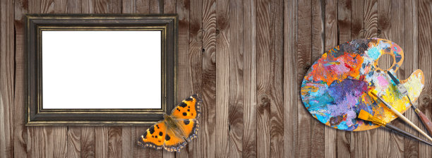 用画笔、调色板刀和画框来画油画，画框的背景是破旧的木头图片下载