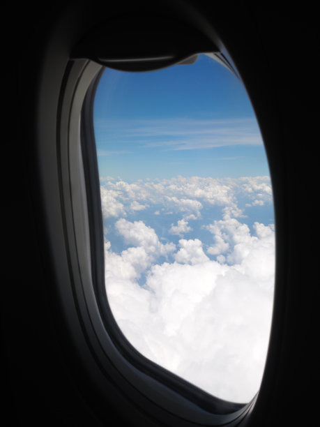 飞机窗外的蓝天白云。旅行、度假和旅行的概念。图片下载