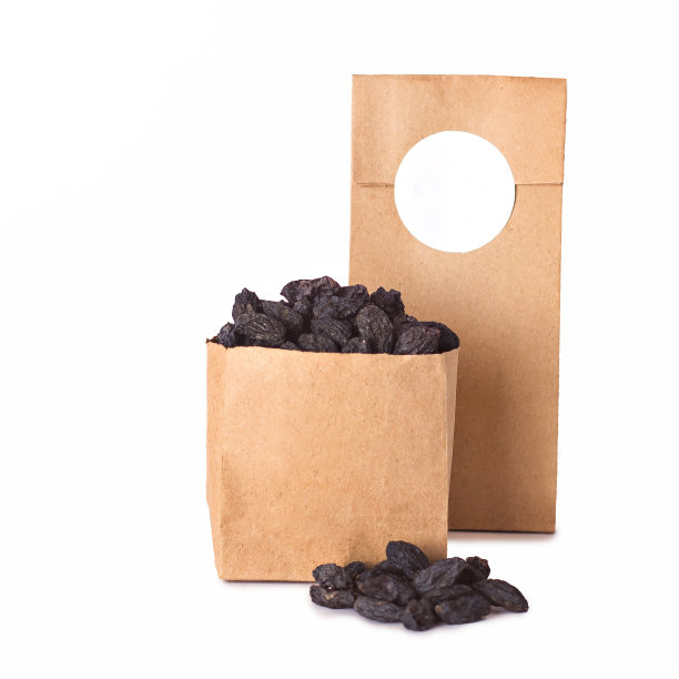 工艺包装中的黑色葡萄干。图片下载