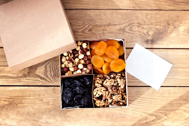 一盒坚果和干果。图片下载
