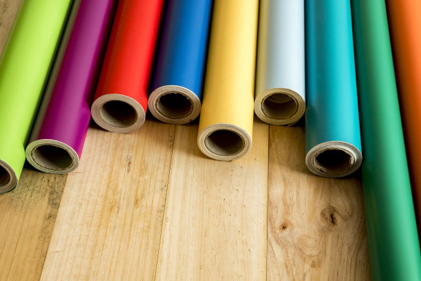 彩色乙烯卷在木制背景图片下载
