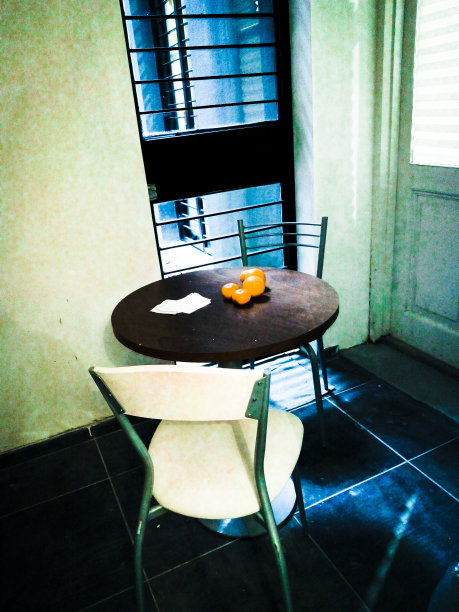 孤独的表图片下载