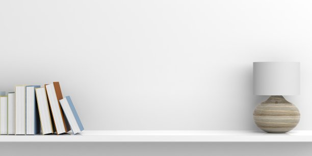 桌上的灯和书架上的书-白色的背景。三维演示图片下载