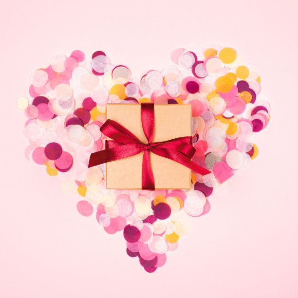 礼盒与美丽的红色蝴蝶结。图片下载