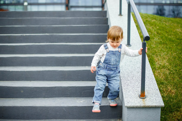 小孩子学着下楼梯图片下载