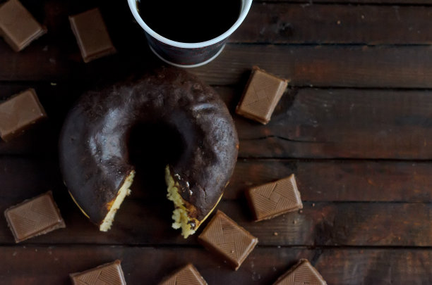 咬巧克力甜甜圈配咖啡和牛奶巧克力。图片下载