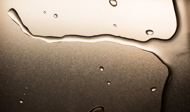 水滴在钢铁背景上图片下载