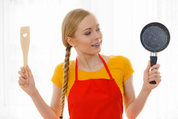 手持炊具的妇女图片下载