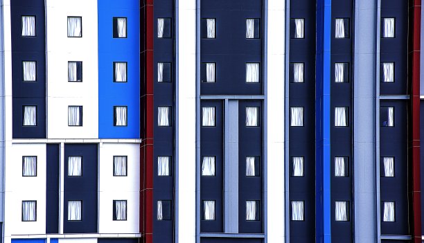 色彩丰富的建筑图案和纹理。窗户和建筑结构的创造性模式。图片下载