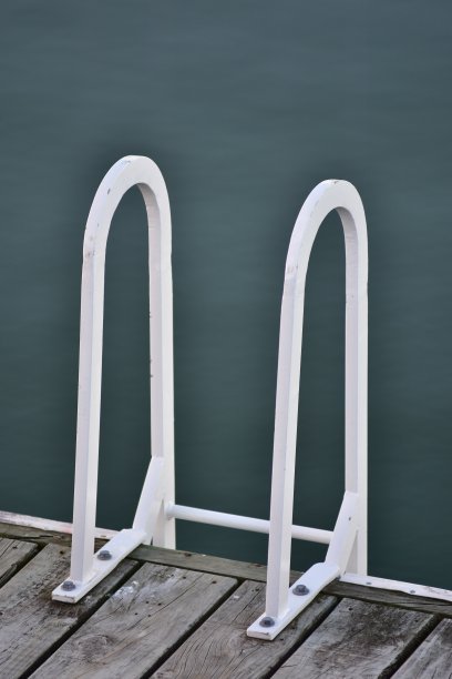 防波堤梯上的白色栏杆图片下载